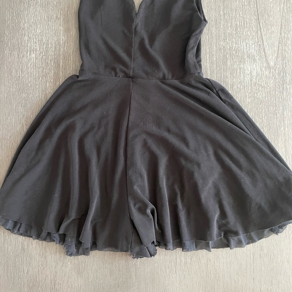 Black scallop neck romper - Picture 2 of 3